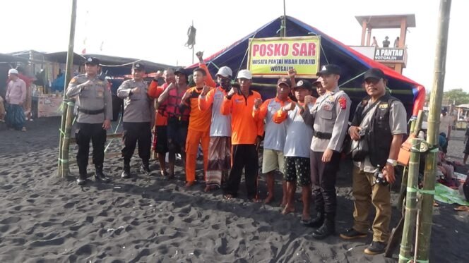 
					Pesona Pantai Wotgaleh Mbah Drajid Lumajang, Destinasi Favorit Wisata Lebaran