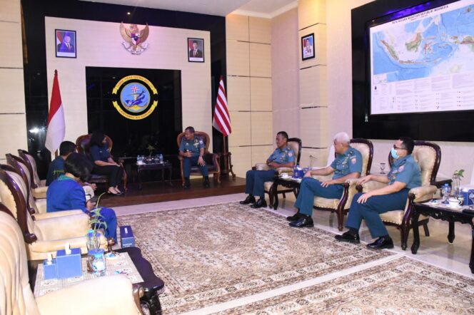 
Lantamal XIV dan Garuda Indonesia Perkuat Sinergi Transportasi di Kawasan Timur
