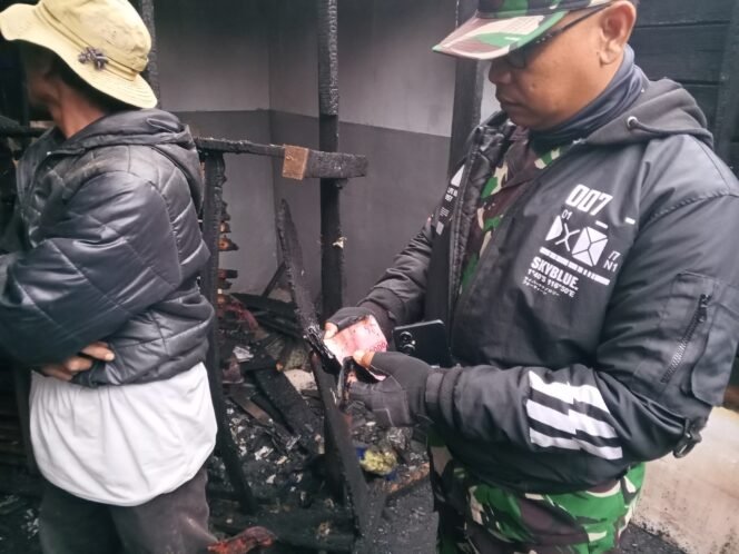 
					Serda Rudy Babinsa Sumber Sigap Bantu Korban Kebakaran Rumah di Wonokerso