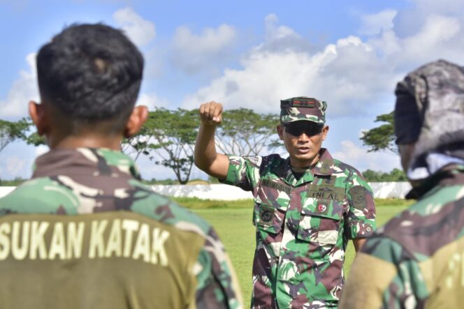 
Satkopaska Koarmada III Latihan Terjun Bebas di Sorong, Tingkatkan Kesiapan Tempur Prajurit Elit Laut
