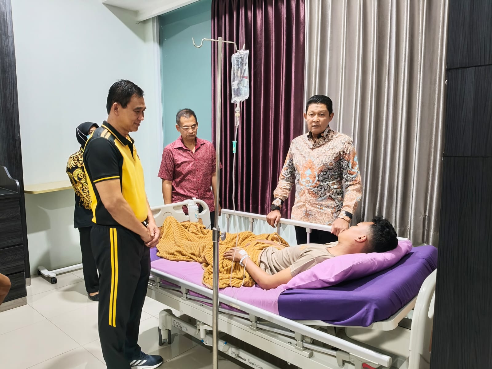 Kapolda Jateng Jenguk Brigadir Eka yang Disandera Kelompok Anarko