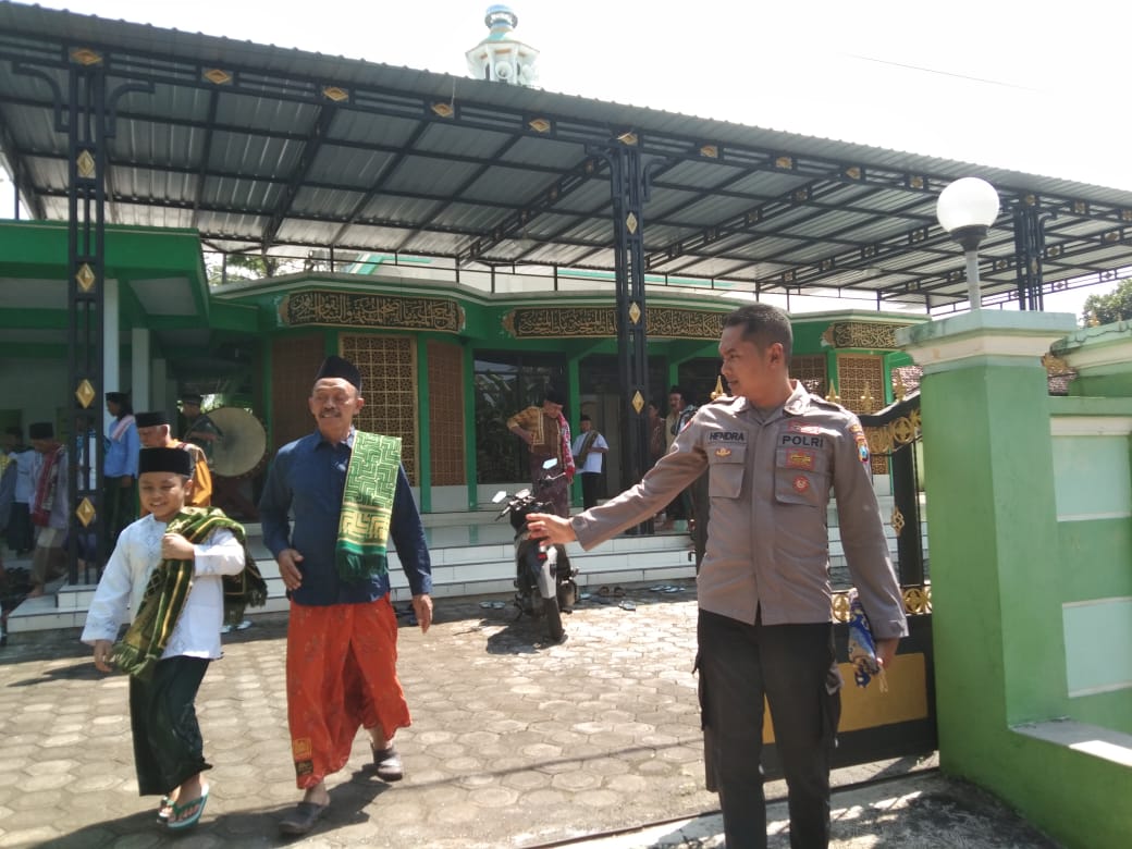 Polsek Padang Amankan Sholat Jumat di Masjid Al Huda Lumajang