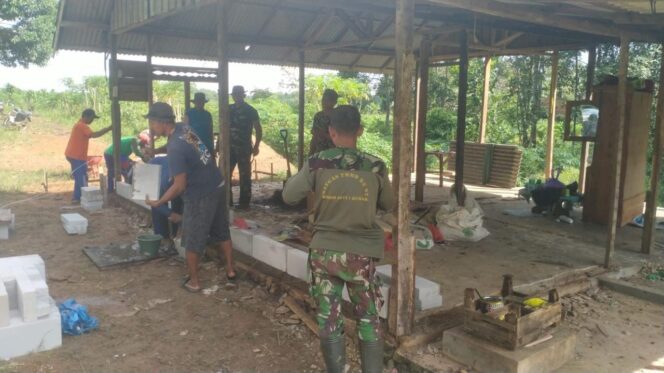 
Warga dan TNI Satgas TMMD Kodim 1009/Tla Bersatu Rehabilitasi RTLH