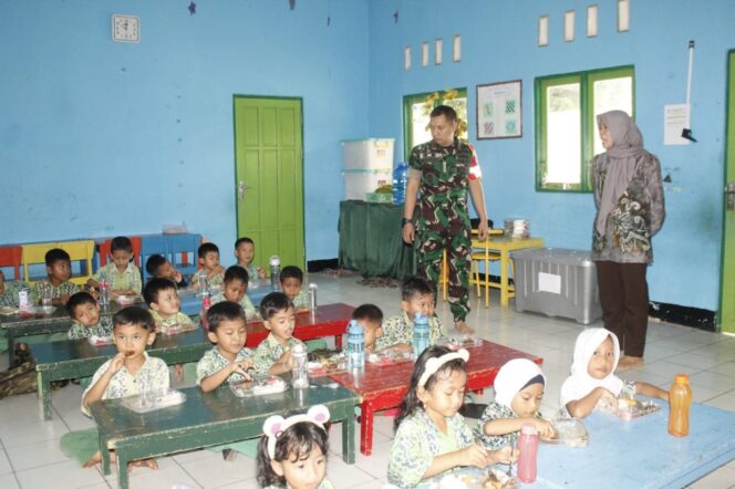 
Dansatgas TMMD 1009 Tinjau Program Makan Bergizi Gratis di TK