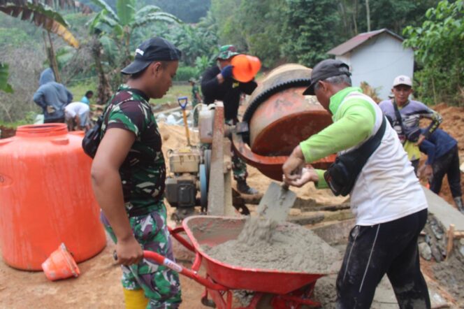 
Gotong Royong Warga Desa Gunung Melati Warnai TMMD Kodim 1009