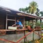 Hari ke-5 TMMD: Satgas Kodim 1802/Sorong Pasang Dinding Rumah Warga Yeflio