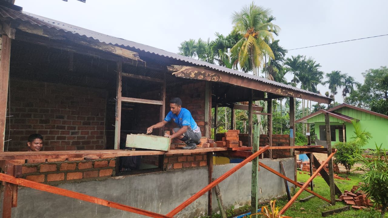 Hari ke-5 TMMD: Satgas Kodim 1802/Sorong Pasang Dinding Rumah Warga Yeflio