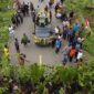 Momen Satgas TMMD Ikut Meriahkan Kegiatan Arak-Arakan Bunda Maria, Bukti Keharmonisan TNI dan Warga