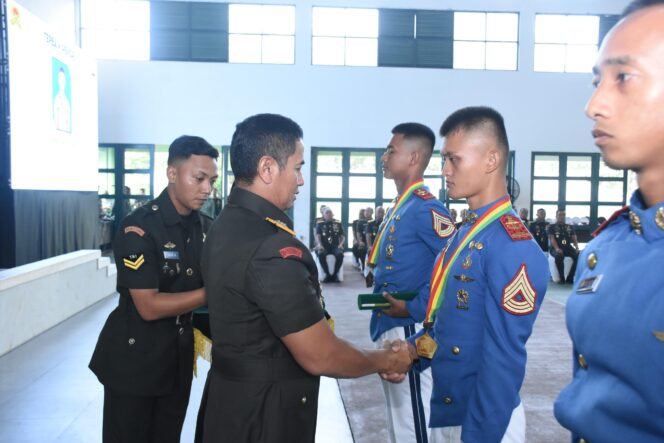 
Danpussenif TNI AD Tutup Pendidikan Dasar Kecabangan Infanteri Taruna Akmil Tingkat IV TA 2025