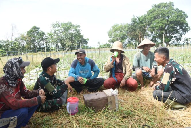
Kebersamaan TNI dan Warga di TMMD ke-124 Kodim 1002/HST: Momen Hangat Satgas Bercengkrama di Tengah Pembangunan