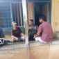 Manunggal Bersama Rakyat : Babinsa Kapaleo ramil 1512-03/Gebe berikan cara perawatan rumah di warga binannya (melalui komsos)