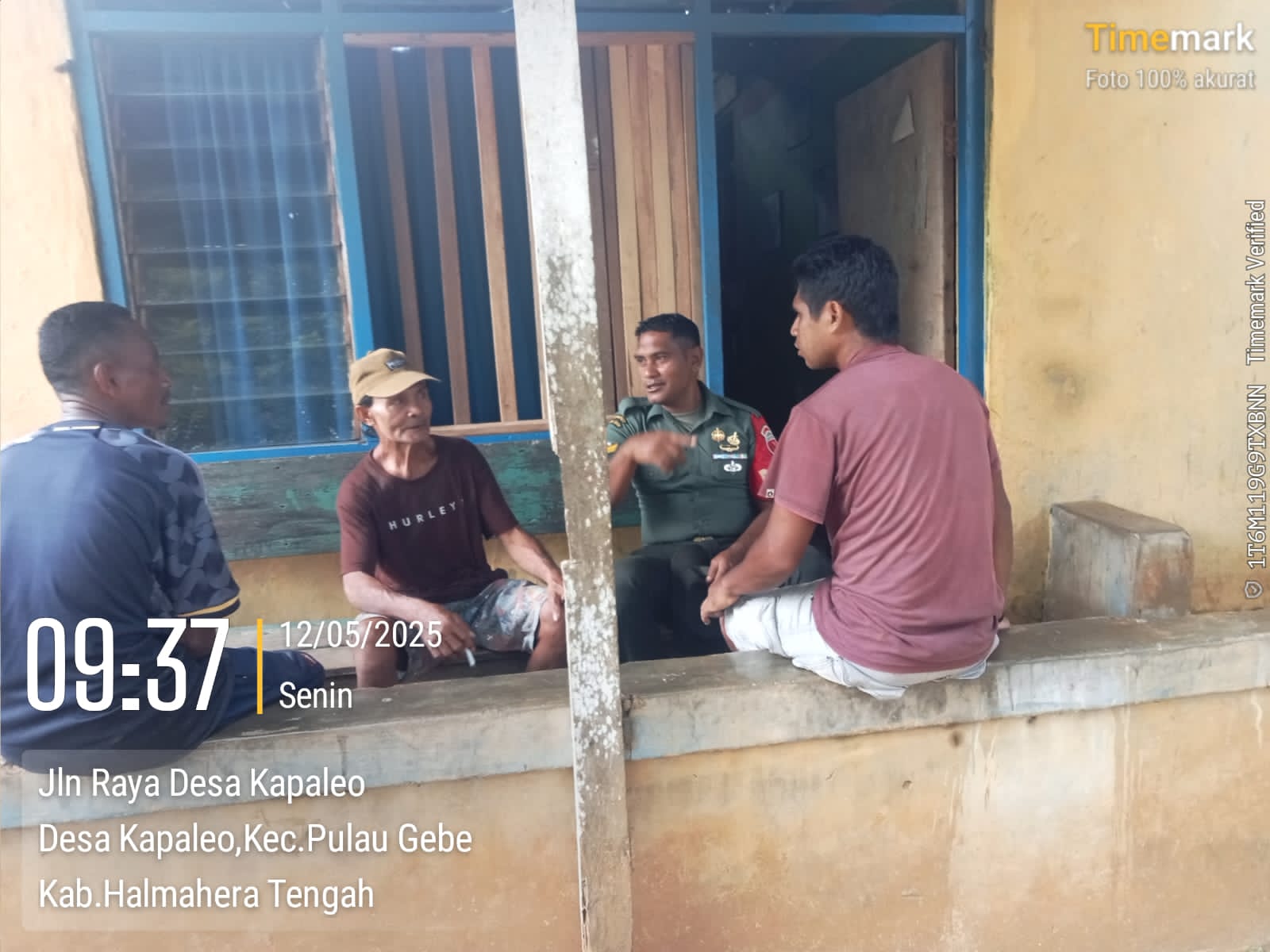 Manunggal Bersama Rakyat : Babinsa Kapaleo ramil 1512-03/Gebe berikan cara perawatan rumah di warga binannya (melalui komsos)