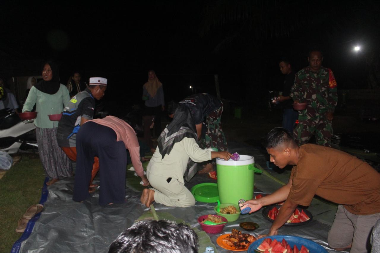 Warga Desa Gunung Melati Jamu Makan Malam Bersama Seluruh Personel Satgas TMMD Ke-124 Kodim 1009/Tla