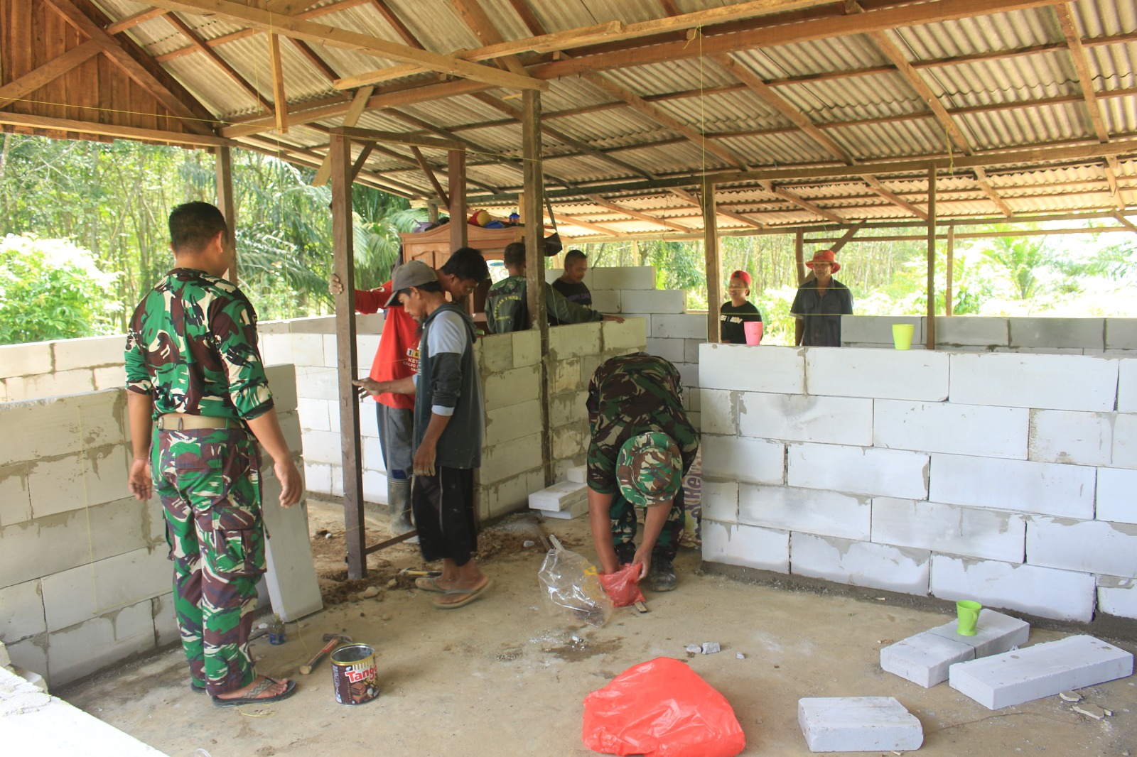 Satgas TMMD Kodim 1009/Tla Gunakan Bata Ringan Rehab Rumah Warga