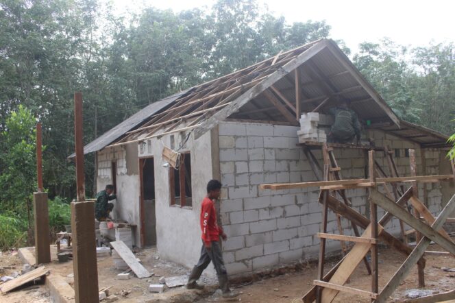 
					Satgas TMMD Kodim 1009/Tla Plester Dinding Rumah Pak Cahyo