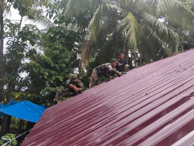 
Satgas TMMD Kodim 1002/HST Genjot Atap Rumah Ardiansyah Rampung