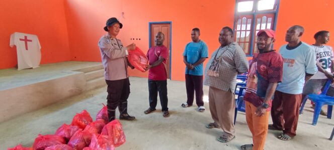 
					Polres Pegunungan Arfak Salurkan Bantuan Sembako kepada Warga Terdampak Longsor di Kampung Jim