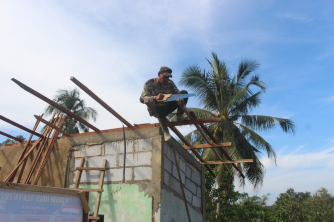 
					Satgas TMMD Kodim 1009/Tla Pasang Rangka Atap MCK Mushola