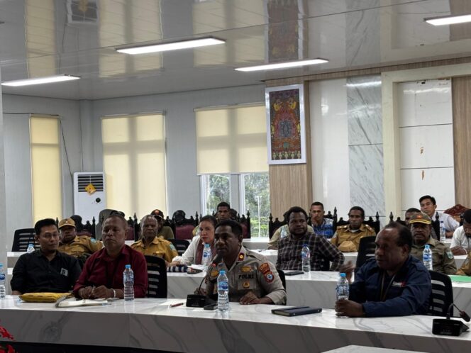 
					Kapolres Maybrat Hadiri Pertemuan Komnas HAM dan Forkopimda Bahas Penanganan Pengungsi dan Reintegrasi di Kampung Imsun