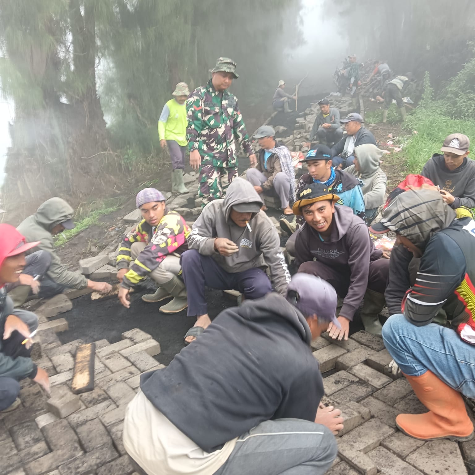 Pemandangan Menarik, Tanpa Disuruh Warga Tengger Bantu Pengerjaan Jalan di Tugusari Wonokerso