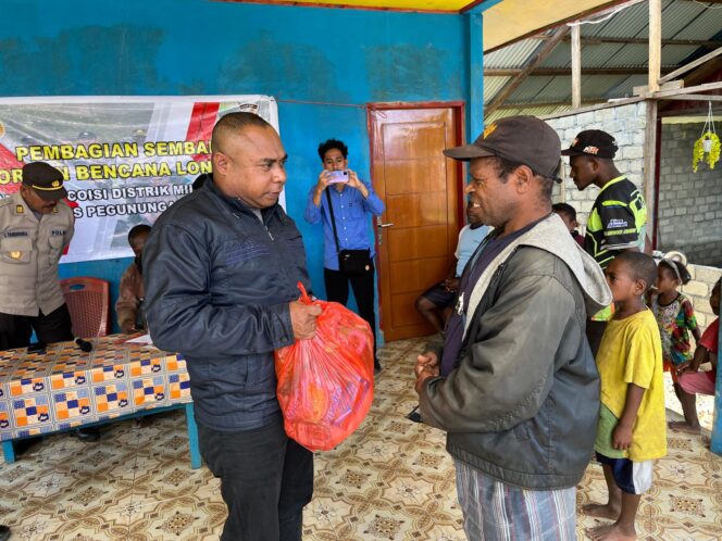 
Polres Pegunungan Arfak Menyalurkan Bantuan Sosial Berupa Sembako Kepada Keluarga Korban Bencana Alam Tanah Longsor
