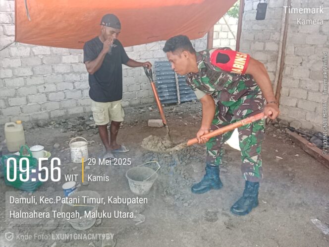 
					Sebagai Bentuk Kepedulian TNI, Babinsa Desa Damuli Ramil 1512-02/Patani Bantu Cor Lantai Rumah Warga Binaan