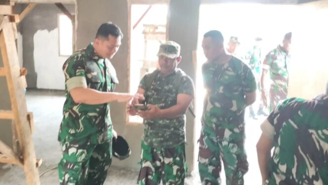 
Dansatgas TMMD Kodim 1501/Ternate Tinjau Lokasi dan Progres Pengerjaan TMMD