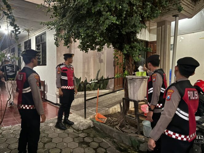 
Polres Probolinggo Amankan Gereja Saat Peringatan Kenaikan Isa Almasih