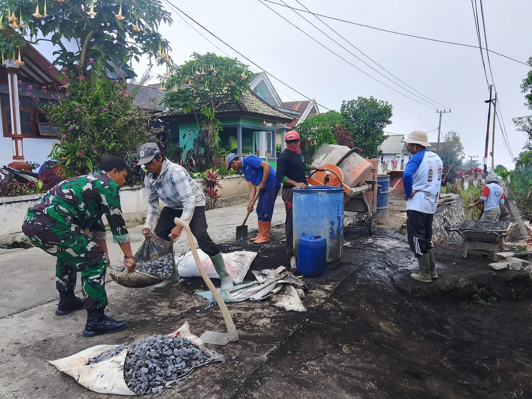 Dana Desa 2025 Dorong Pembangunan Jalan Rabat Beton di Sumber, Probolinggo 