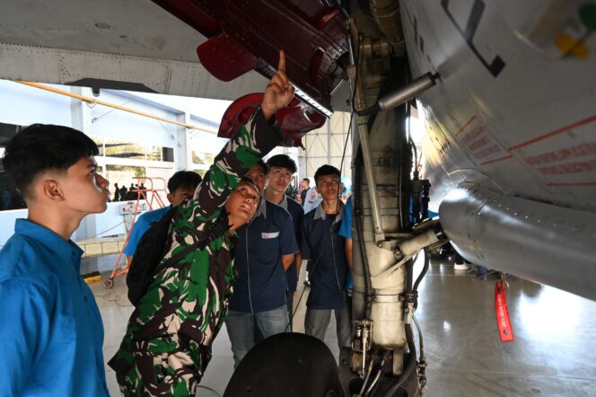 
					Mahasiswa Politeknik Bosowa Kunjungi Skatek 044 Lanud Sultan Hasanuddin