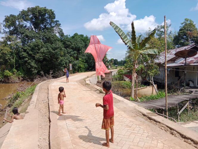
					Jalan Baru TMMD Kodim 1002/HST Jadi Arena Bermain Anak-anak