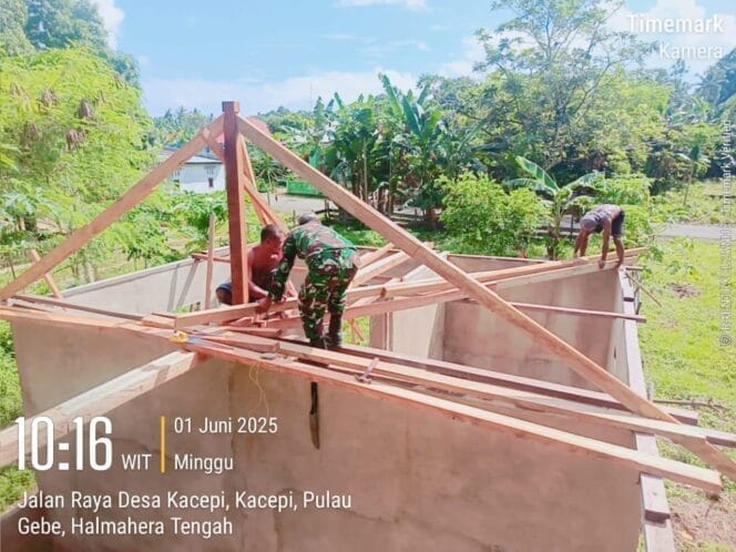 
					Gotong royong Renovasi Kantor Desa, Babinsa Koramil 1512-03/Gebe Bersama Warga dan Perangkat Desa