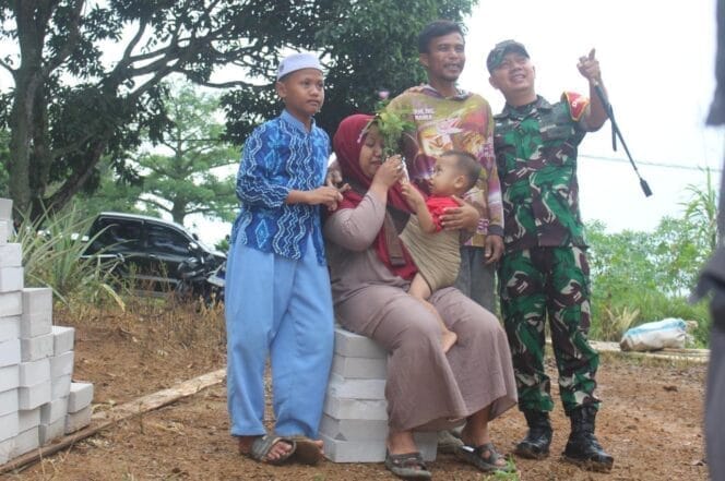 Pak Cahyo dan Keluarga Bahagia, Rumah Tak Layak Huni Hampir Selesai Direhabilitasi Satgas TMMD Kodim 1009/Tanah Laut