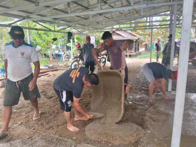 
Satgas TMMD Kodim 1002 HST dan Warga Cor Teras Langgar Darussalam