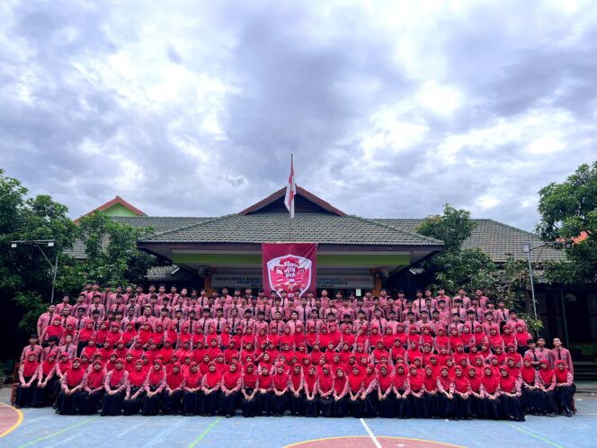 
					SMPN 1 Probolinggo Luluskan 100 Persen Siswa Disertai Tasyakuran