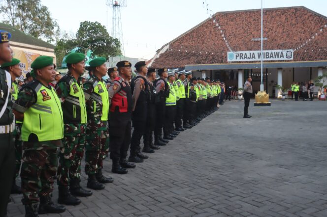
Ratusan Personel Dikerahkan Polres Probolinggo Kota Amankan Malam Takbir Idhul Adha 1446 H