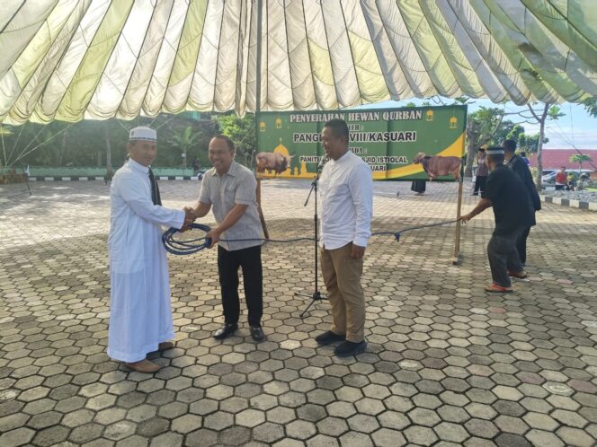 
Semangat Menyambut Hari Raya Idul Adha 1446 H, Pangdam XVIII/Kasuari Tebar Kepedulian di Masjid Al-Mujahidin