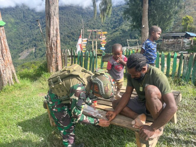 
Tangan Prajurit Satgas Yonif 700 Sembuhkan Luka Warga Papua
