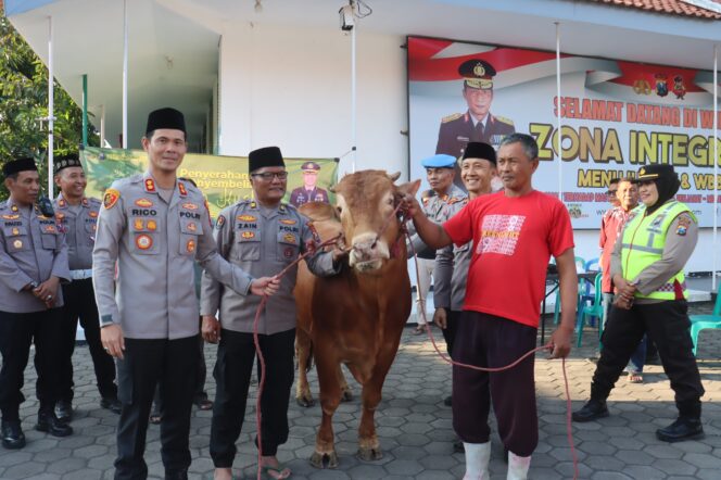 
Polres Probolinggo Kota Bagikan 35 Hewan Kurban Idul Adha 1446 H