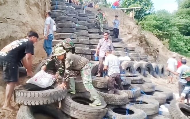 
Rawan Bencana, Babinsa Koramil Padangan Bojonegoro dan Warga Pasang Tanggul Penahan Longsor
