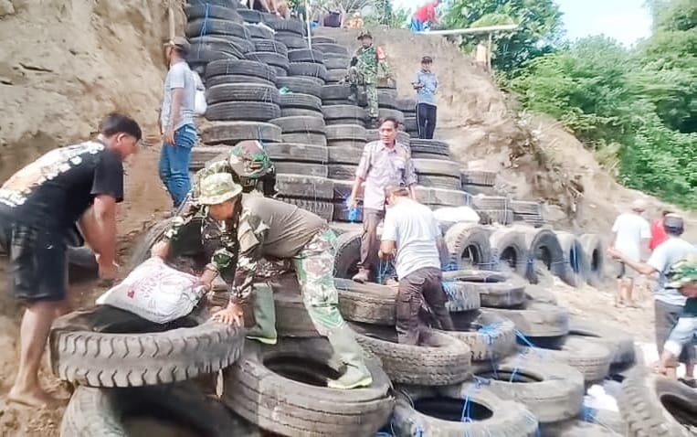 Rawan Bencana, Babinsa Koramil Padangan Bojonegoro dan Warga Pasang Tanggul Penahan Longsor