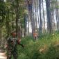 TNI Koramil Sukapura dan Warga Gotong Royong Perbaiki Listrik Rusak