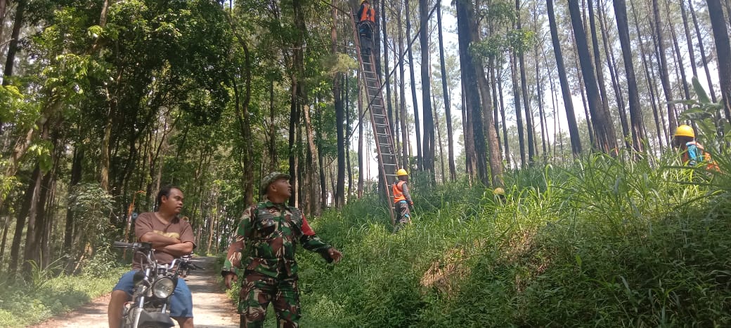 TNI Koramil Sukapura dan Warga Gotong Royong Perbaiki Listrik Rusak