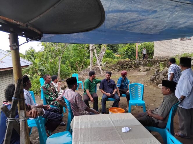 
Jalin Hubungan Harmonis, Babinsa Koramil 1505-02 Tidore Aktif Komsos dengan Warga Binaan