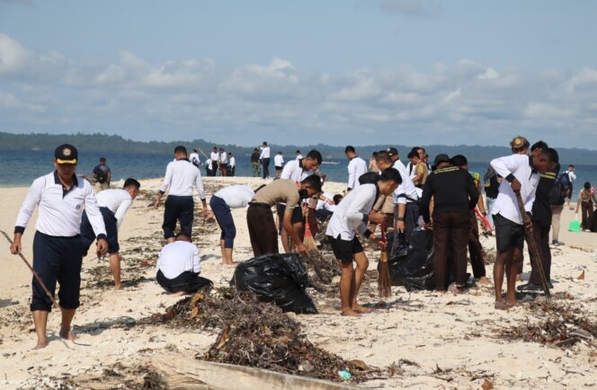 
Lantamal XIV Sorong Gagas Aksi Zero Waste Di Pulau Matan, Komitmen Nyata Jaga Lingkungan Bahari