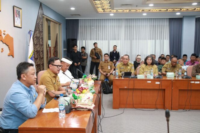 
Wamendagri Bima Arya Ingatkan Pemkot Depok Pentingnya Konsep Usaha Kopdeskel Merah Putih