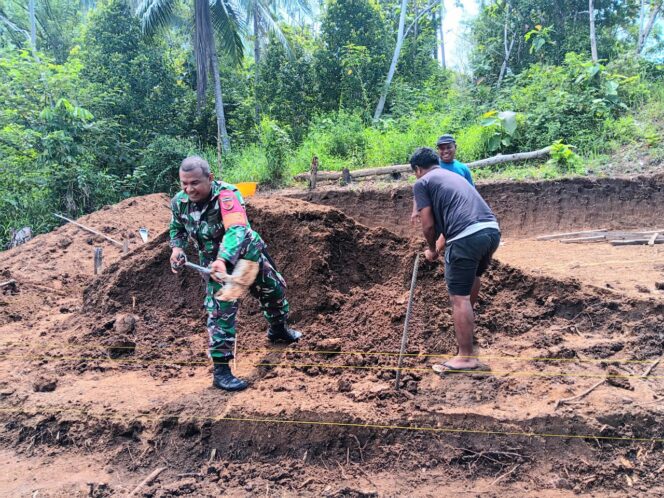 
Semangat Gotong Royong, Babinsa Koramil 1505-01 Tidore Bantu Gali Fondasi Rumah Warga