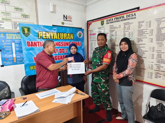 
Babinsa Koramil Kelua Dampingi Penyaluran BLT di Desa Pudak Setegal
