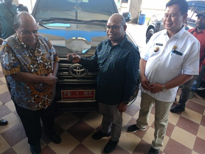 
Lambert Jitmau Kembalikan Mobil Dinas, Wali Kota Sorong Beri Apresiasi
