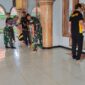 TNI-Polri dan Forkopimcam Sumberasih Kompak Bersihkan Masjid Roudlotul Jannah